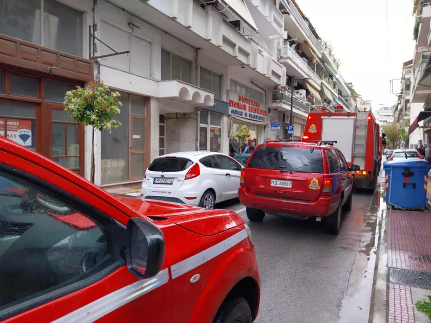 Πτώση άνδρα από τον 2ο όροφο πολυκατοικίας στη Λάρισα