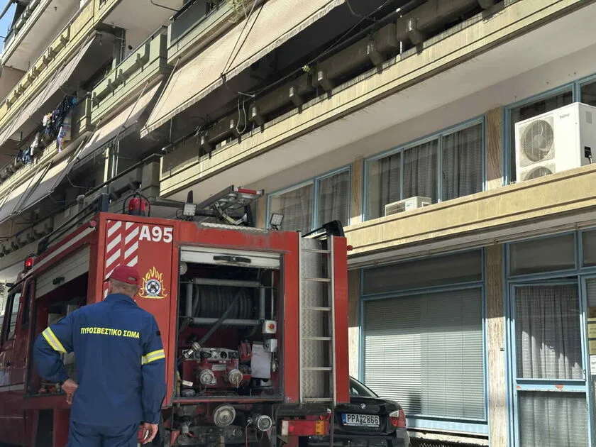 Φωτιά σε διαμέρισμα στον 3ο όροφο στο κέντρο της Λάρισας