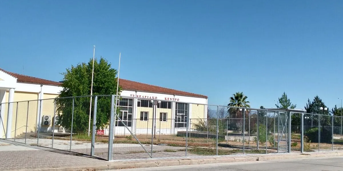 Εργασίες στο Γαιόπολις πριν από τη δίκη για τα Τέμπη – Τοποθετήθηκαν κλωβοί ασφαλείας