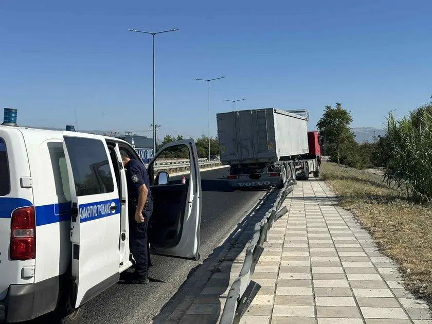 Τροχαίο με φορτηγό σε προστατευτικές μπάρες στη Λάρισα