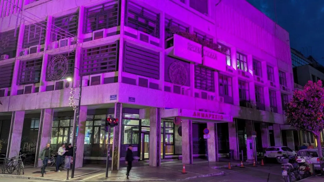 Σε ροζ χρώμα ντύθηκαν το Δημαρχείο και το Δημοτικό Ωδείο Λάρισας (ΦΩΤΟ)