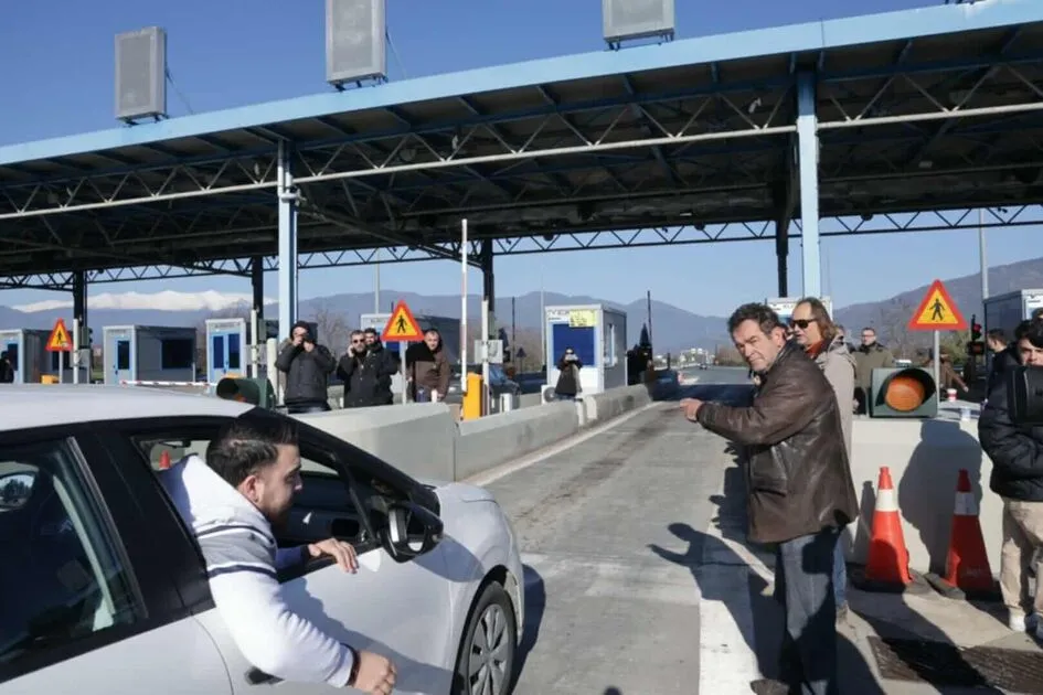 Στα διόδια Μακρυχωρίου οι αγρότες του μπλόκου Νίκαιας – Άνοιξαν τις μπάρες και μοίρασαν προϊόντα