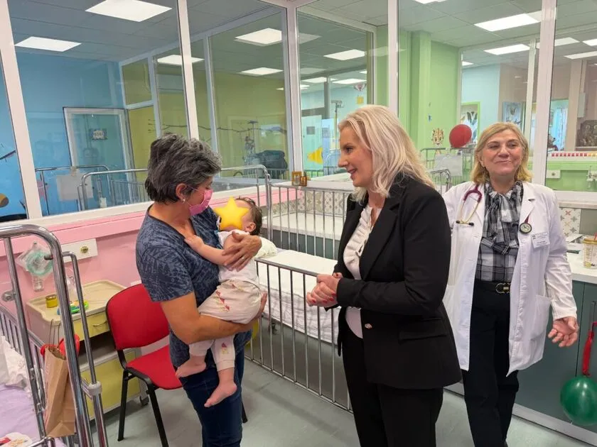 Επίσκεψη της Ρένας Καραλαριώτου στην ανακαινισμένη Παιδιατρική Κλινική του ΓΝ Λάρισας