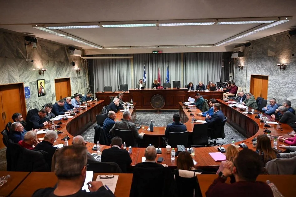 Αντιπαραθέσεις για τα ανταποδοτικά τέλη στη συνεδρίαση του Δημοτικού Συμβουλίου Λάρισας