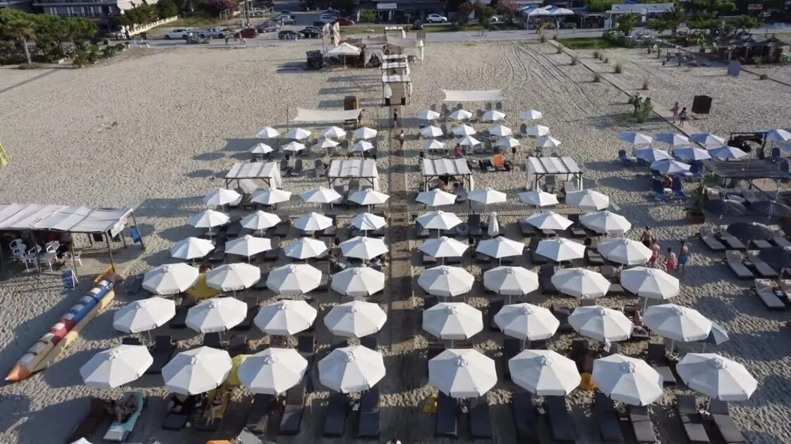 Mandarin Seaside Bar στους Νέους Πόρους: Ένας all-day καλοκαιρινός προορισμός (ΦΩΤΟ)
