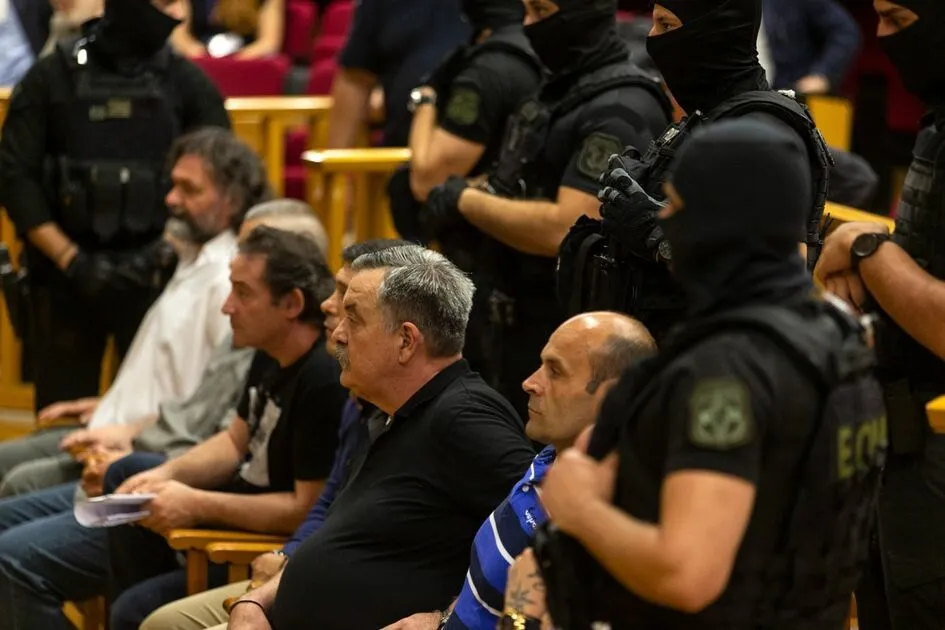 Χρυσή Αυγή: Ένοχοι και οι 42 στη δίκη – Πλήθος κόσμου έξω από το Εφετείο