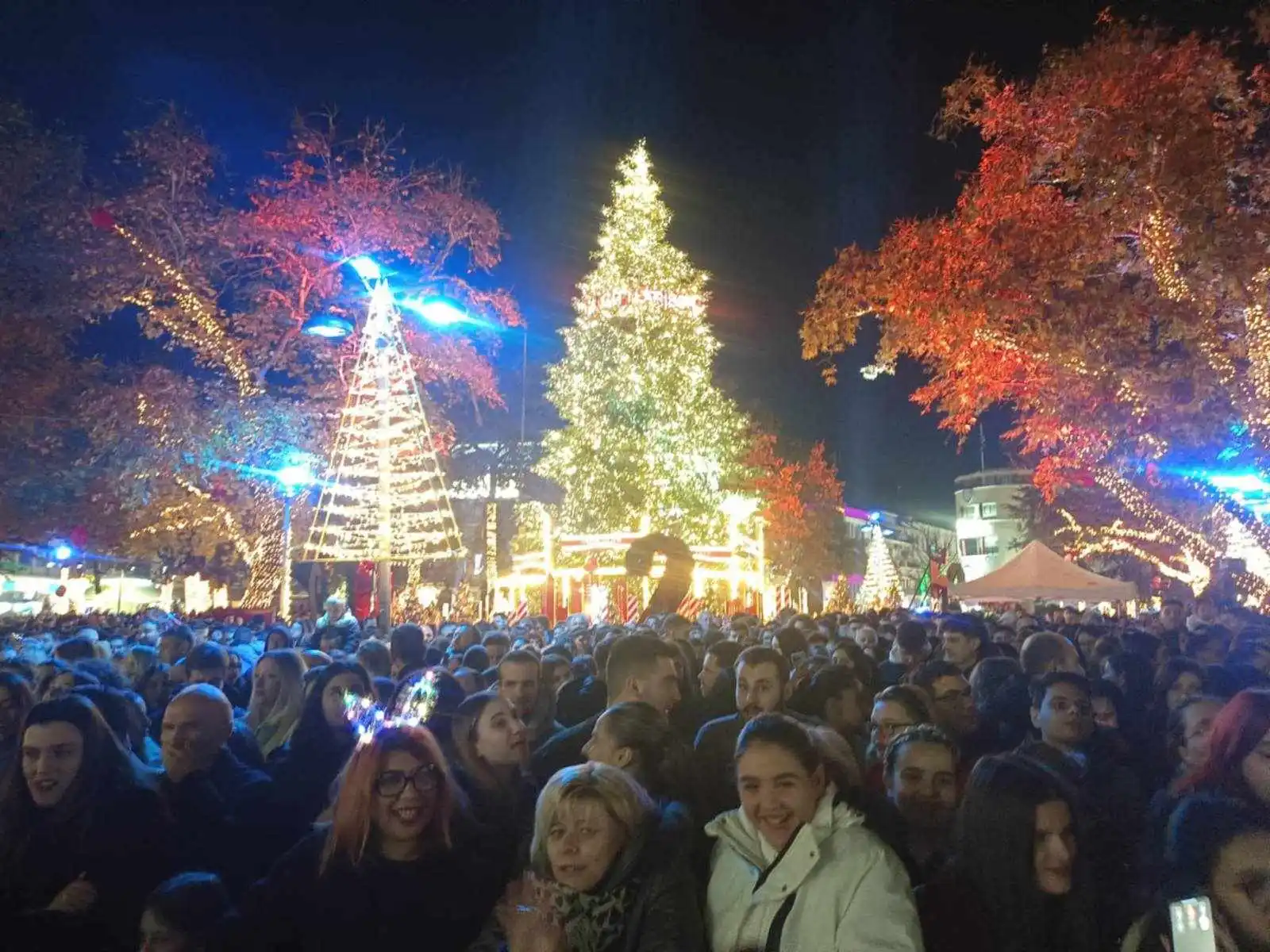 Άναψε και φώτισε το Χριστουγεννιάτικο Δέντρο στη Λάρισα (VIDEO &amp; ΦΩΤΟ)