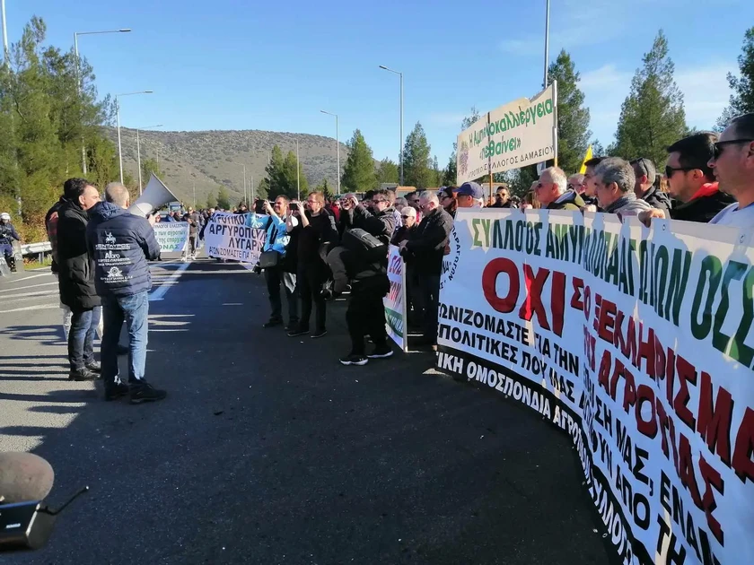 "Φουσκώνουν" τα αγροτικά μπλόκα στη Θεσσαλία