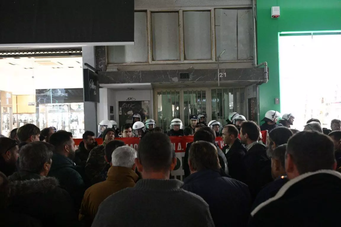 Πολιορκία στο γραφείο Κέλλα στη Λάρισα: Δεν θα ξεμπερδέψετε εύκολα... (ΦΩΤΟ)