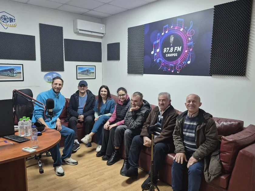 Αντιπροσωπεία του ΑγκαλιάΖην στις εγκαταστάσεις του Campos 97.8 (AUDIO)