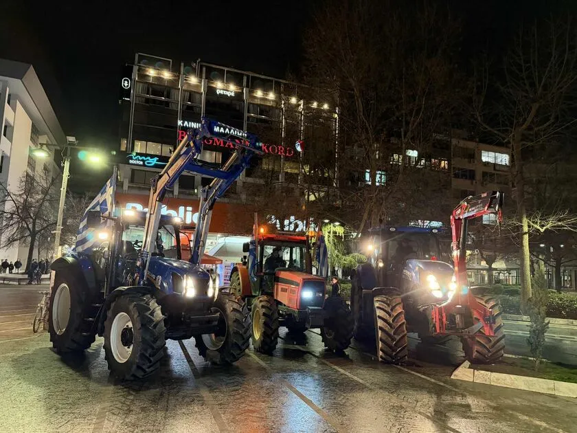 Αγρότες με τρακτέρ στην κεντρική πλατεία της Λάρισας
