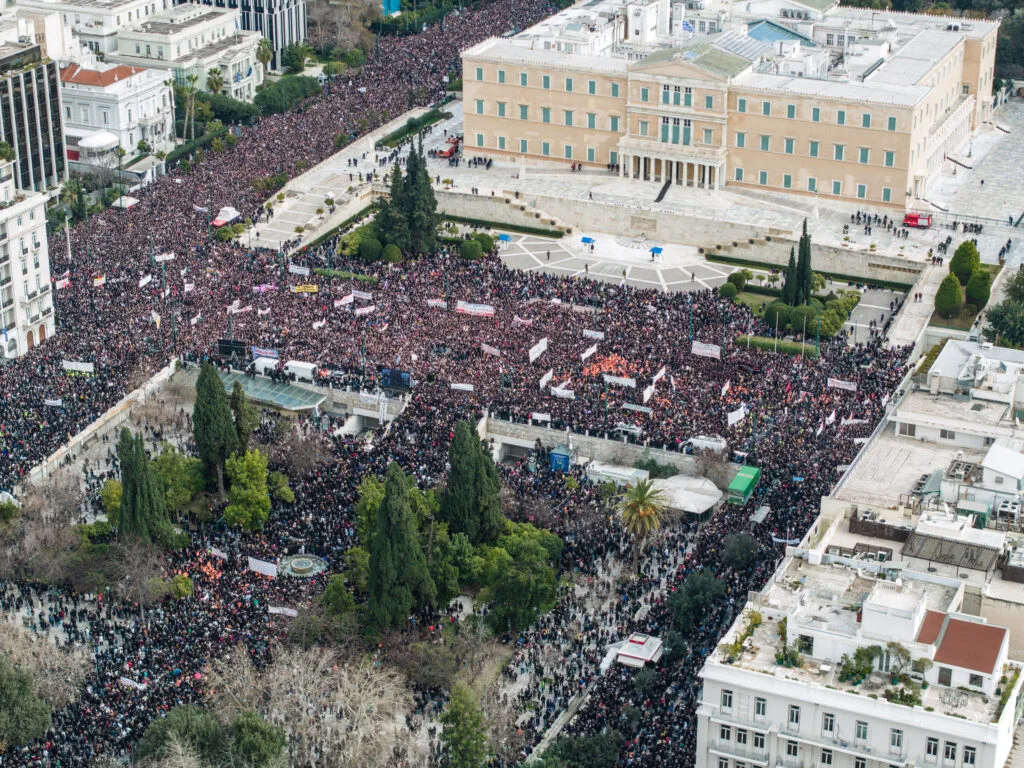 Τέμπη | Όλη η Ελλάδα βγήκε στους δρόμους - Σκοτεινή εξαίρεση τα επεισόδια στο Σύνταγμα