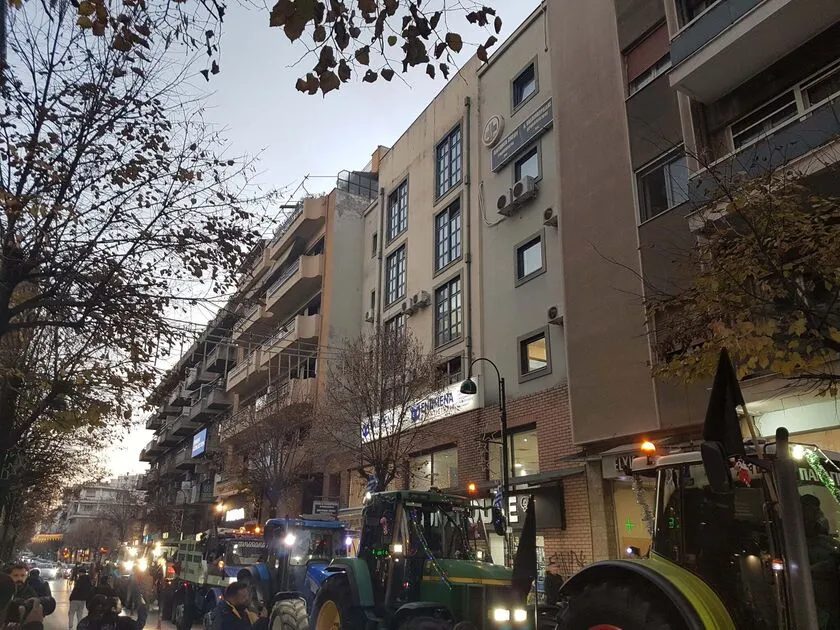 Διαμαρτυρία στα γραφεία των βουλευτών – Οι αγρότες σήκωσαν στο πόδι το κέντρο της Λάρισας (ΦΩΤΟ)