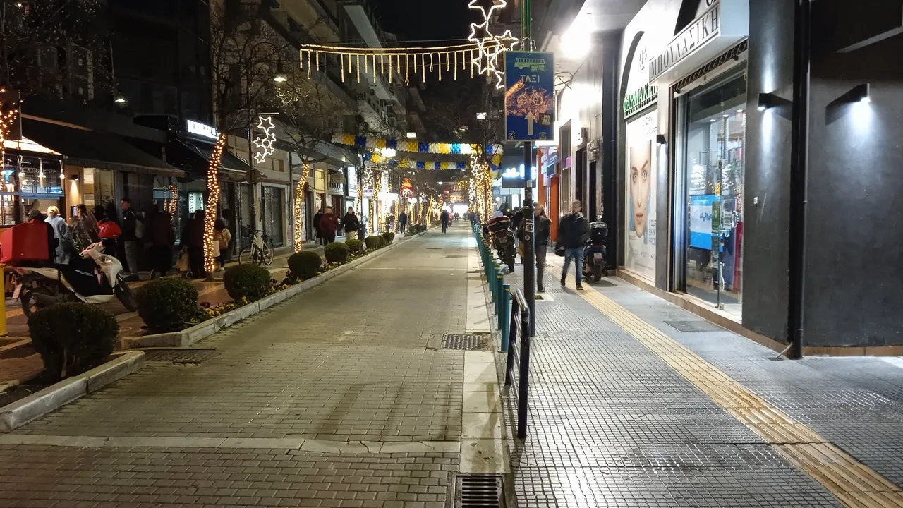 Στην τελική ευθεία ελπίζει η εορταστική αγορά της Λάρισας - Απογοητευτικές οι χθεσινοβραδινές εικόνες (ΦΩΤΟ)