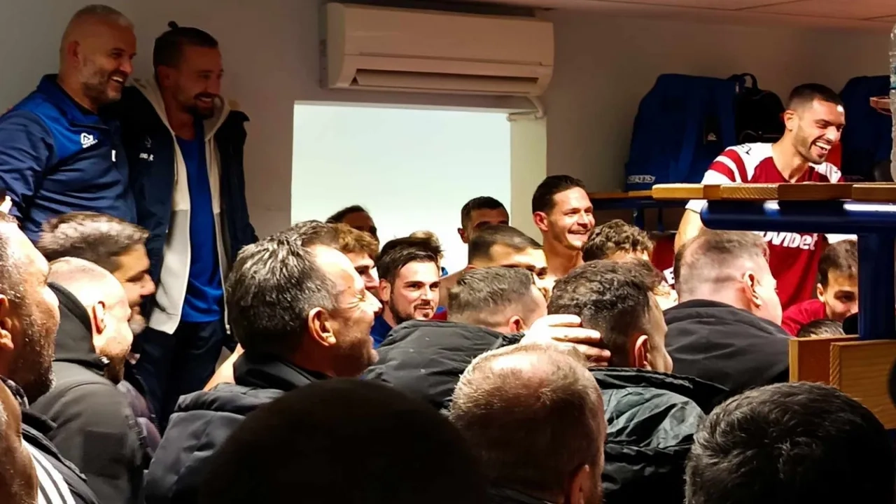 Συγχαρητήρια, αγκαλιές, πριμ και... επιχείρηση προσγείωσης από ΠΑΕ και Νταβέλη  (VIDEO &amp; ΦΩΤΟ)
