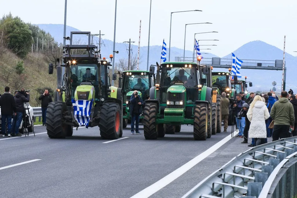 Μαξίμου: Με απειλή κυρώσεων και μετωπικές επιθέσεις κλιμακώνει τη σύγκρουση με τους αγρότες – Το αγροτικό μέτωπο παγώνει τον ανασχηματισμό