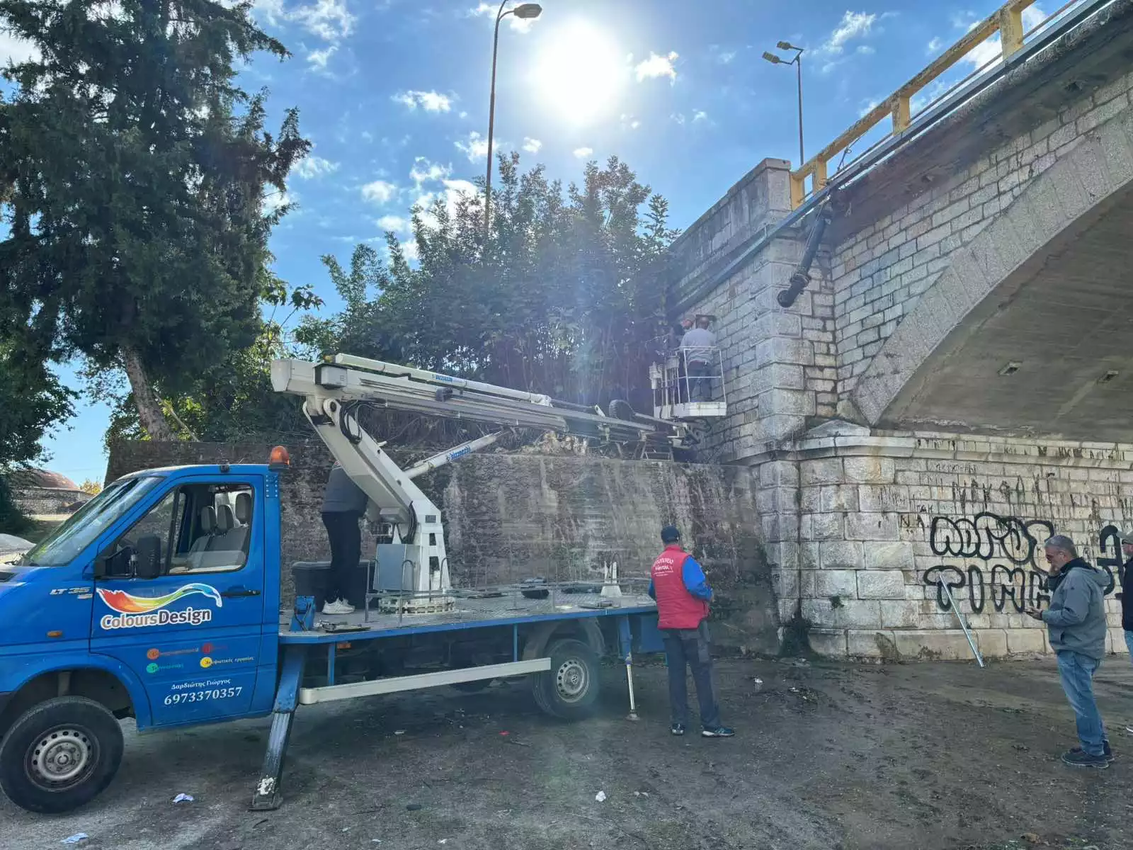 Εργασίες κατασκευής παράκαμψης αγωγού ύδρευσης από τη ΔΕΥΑ Τυρνάβου (ΦΩΤΟ)