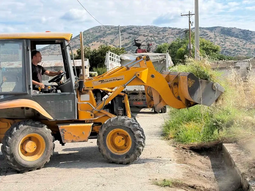 Σε εξέλιξη εργασίες καθαρισμού καναλιού αποστράγγισης στα Δελέρια
