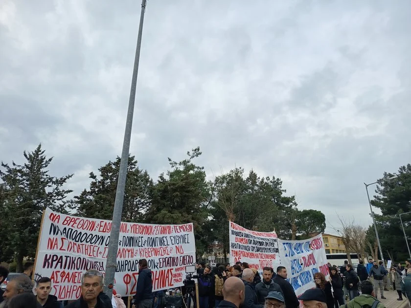 Φωνή στήριξης για τα θύματα των Τεμπών έξω από την αίθουσα που φιλοξενεί τη δίκη των Τεμπών (ΦΩΤΟ - ΒΙΝΤΕΟ) 