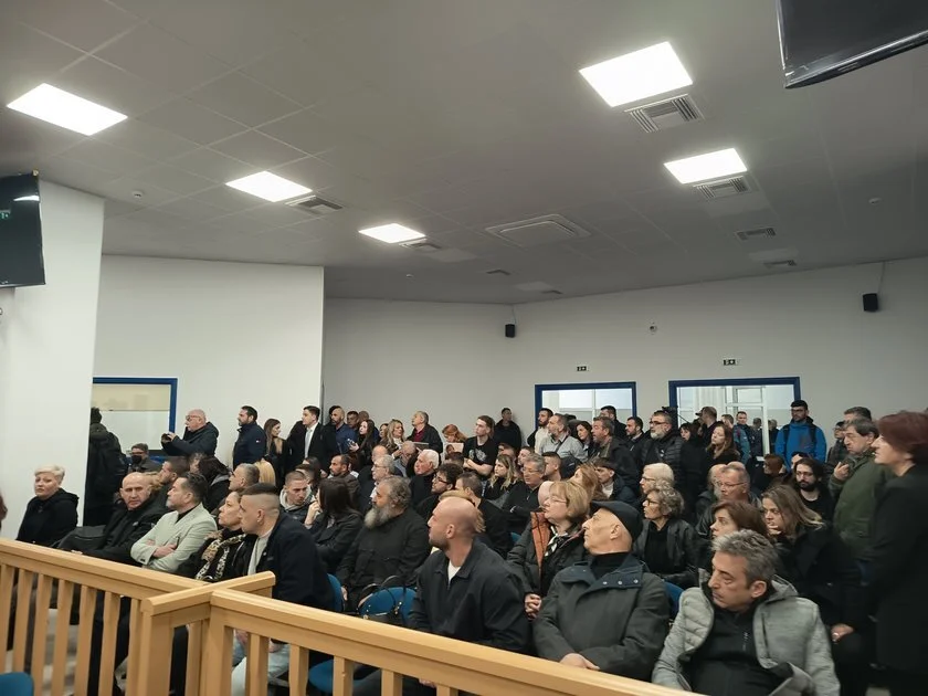 Ασφυκτικά γεμάτη η αίθουσα στη δίκη για τα Τέμπη (ΦΩΤΟ)