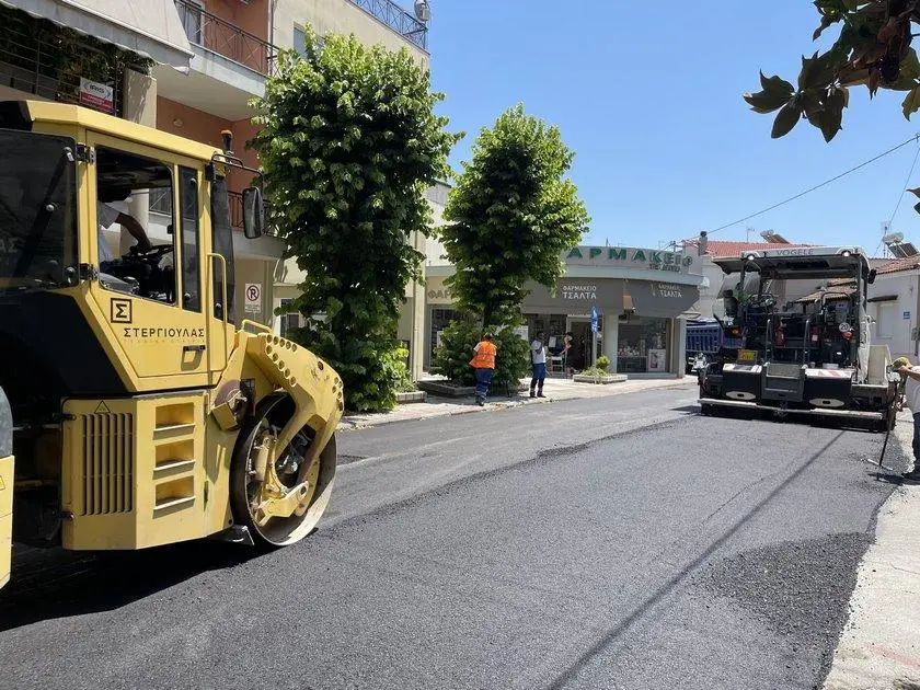 Συνεχίζονται οι ασφαλτοστρώσεις στον Δήμο Τυρνάβου (ΦΩΤΟ)