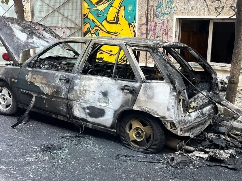 "Λαμπάδιασε" αυτοκίνητο στην οδό Βόλου