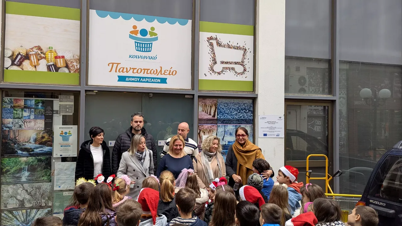 Χριστουγεννιάτικες νότες χαράς στο Κοινωνικό Παντοπωλείο του Δ.Λαρισαίων από τους μαθητές του 7ου Δημοτικού Σχολείου 