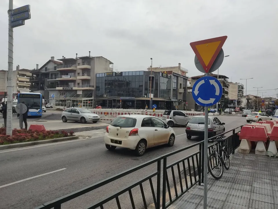 Με κυκλικό κόμβο συνεχίζονται οι εργασίες στη συμβολή Βόλου - Ηρ.Πολυτεχνείου (ΦΩΤΟ)