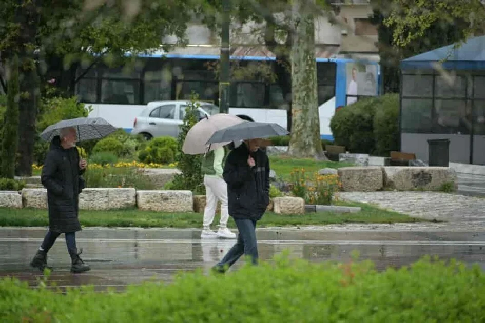 Βροχερό σκηνικό στη Λάρισα – Πότε αναμένεται βελτίωση του καιρού