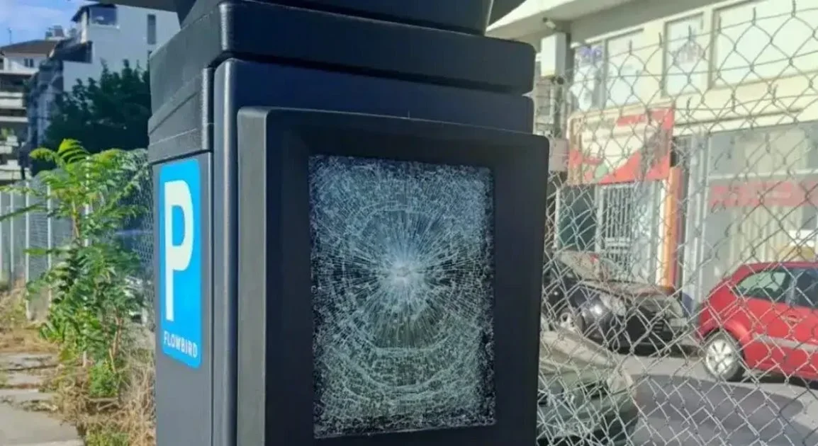 Ο Δήμος Λαρισαίων στρέφεται νομικά κατά του Ρουβίκωνα για τους βανδαλισμούς στα δημοτικά πάρκινγκ