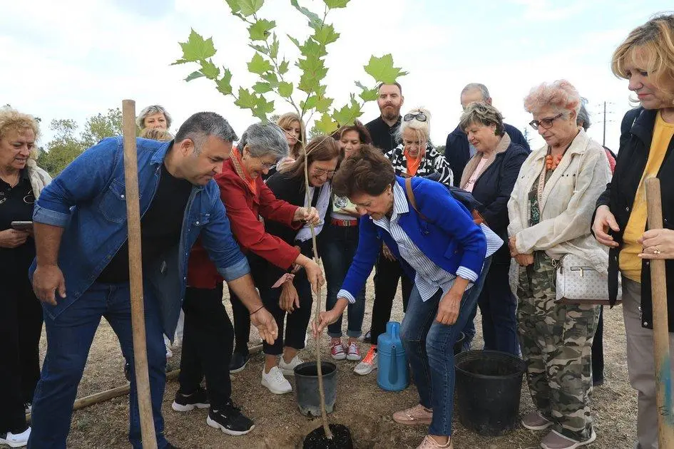 Δήμος Λαρισαίων: Δράση δενδροφύτευσης για την Τρίτη Ηλικία (ΦΩΤΟ)