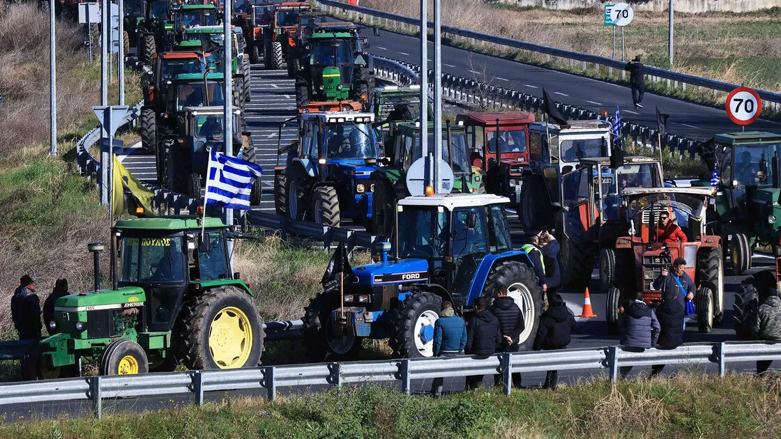 Αγροτικές κινητοποιήσεις: Συνεχίζονται τα μπλόκα – Πανελλαδική σύσκεψη για τα επόμενα βήματα