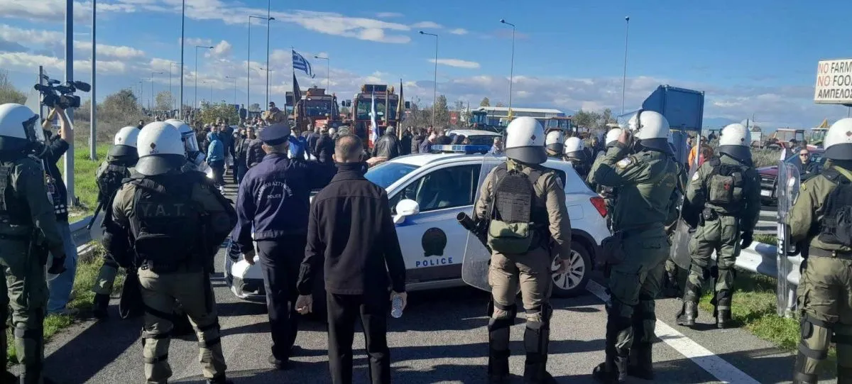 Επεισόδια σε Πλατύκαμπο και Νίκαια: Χημικά στους αγρότες – Έκλεισε η εθνική οδός