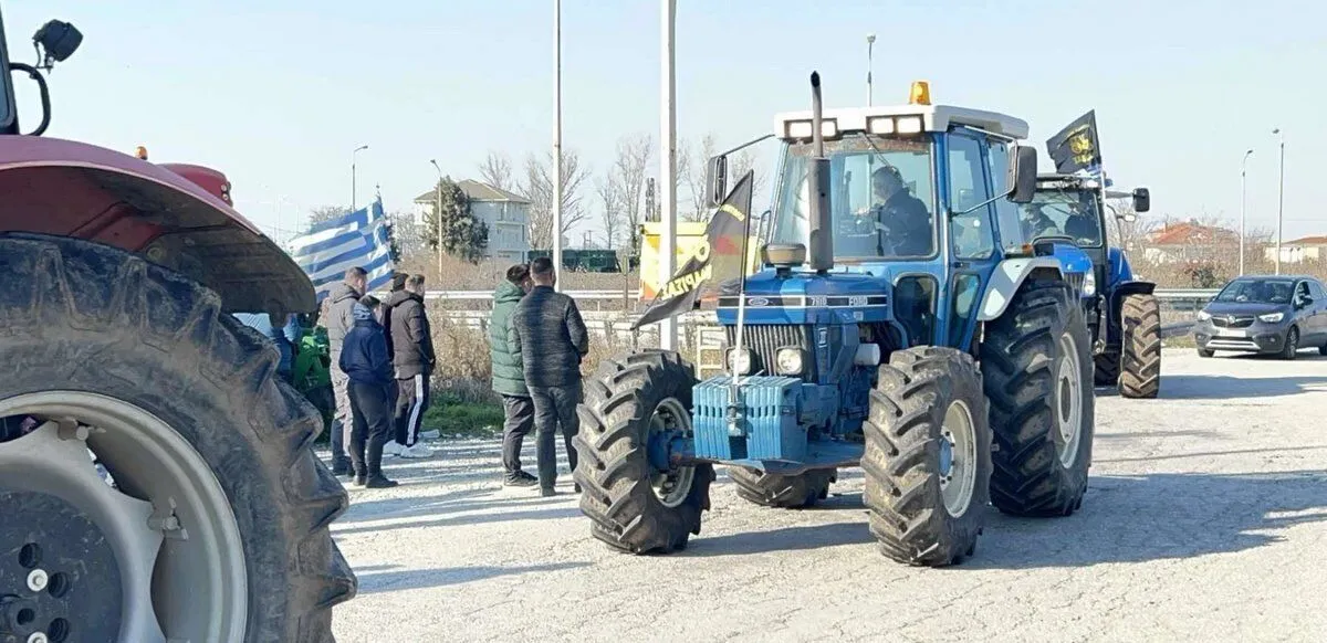 Εκατοντάδες τρακτέρ κινούνται προς το λιμάνι της Θεσσαλονίκης (VIDEO)