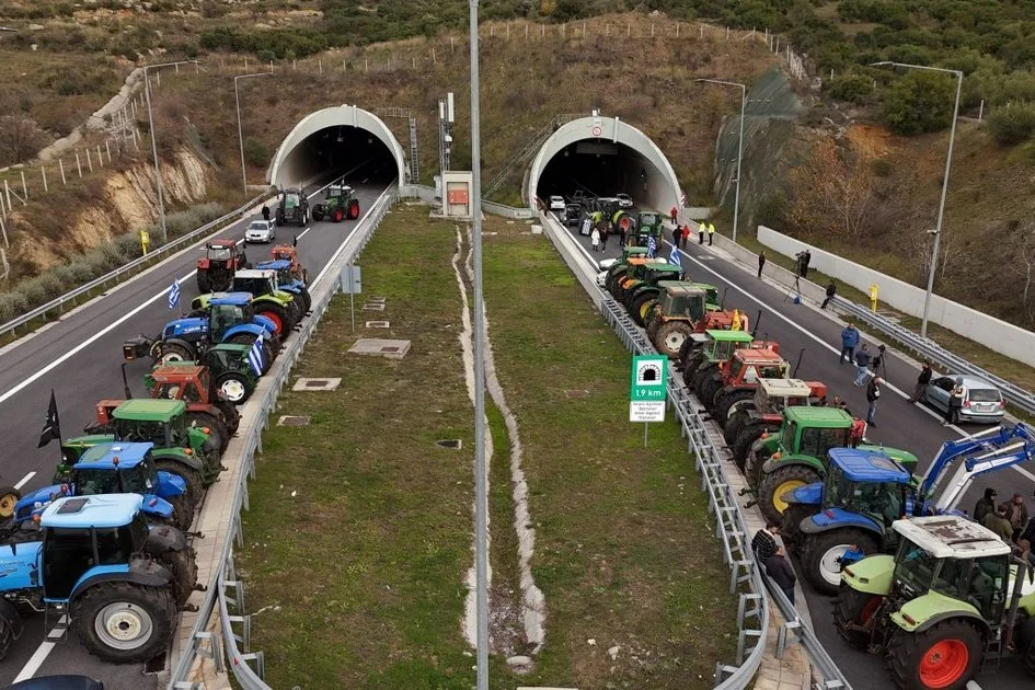 Αγρότες και κυβέρνηση σε αντιπαράθεση: Άνοιγμα δρόμων για τα Χριστούγεννα, περιορισμοί από την Τροχαία