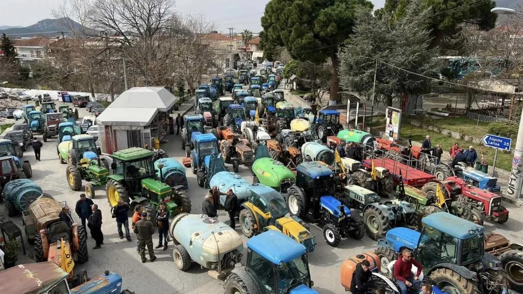 Διαμαρτυρία αγροτών στην Αγιά με δυναμική παρουσία τρακτέρ