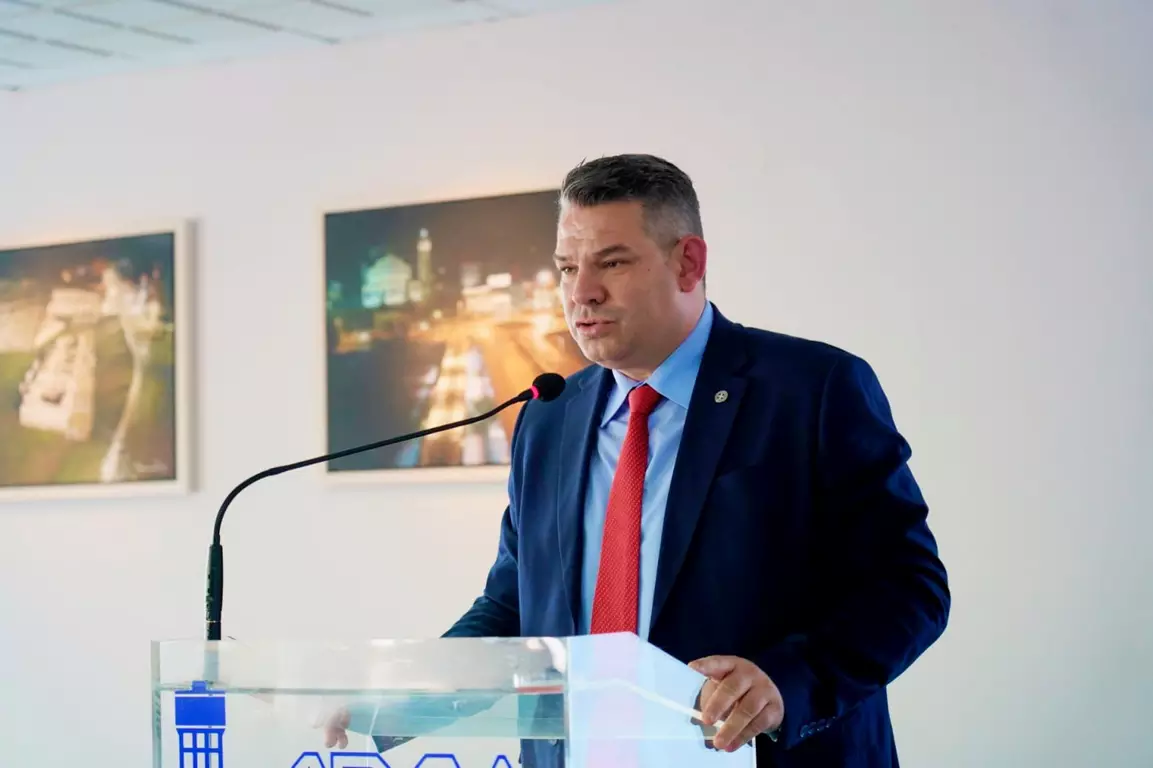 "Στα κάγκελα" με Μενδώνη ο αντιπρόεδρος της ΔΕΥΑΛ για τα "βλάσφημα" έργα τέχνης