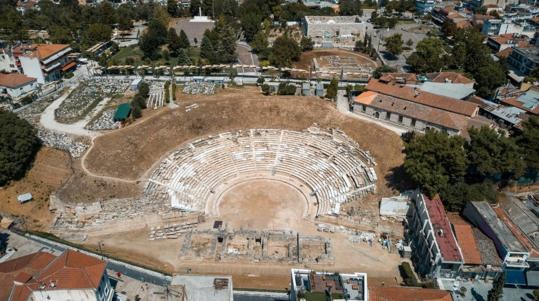 ΥΠΠΟ: Αποκαθίσταται το σκηνικό οικοδόμημα του αρχαίου θεάτρου της Λάρισας