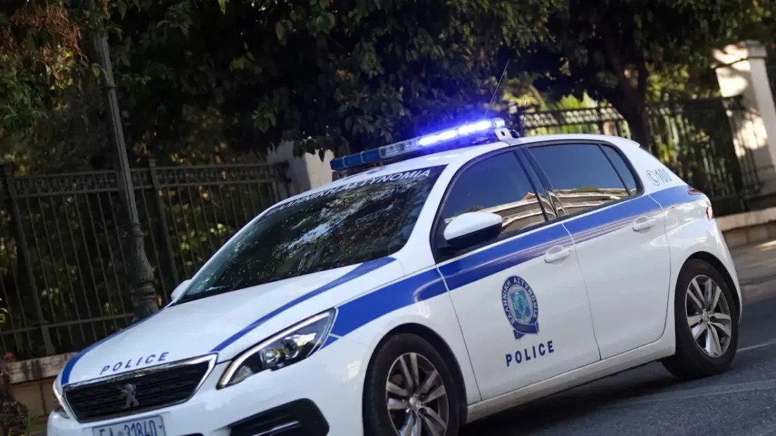 Πανικός στον Βόλο: Άγνωστοι επιτέθηκαν με μαχαίρι σε θαμώνες καταστήματος