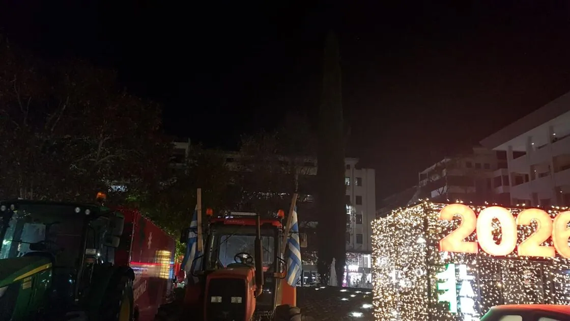 Διανυκτέρευση τρακτέρ στην Κεντρική Πλατεία (ΦΩΤΟ)