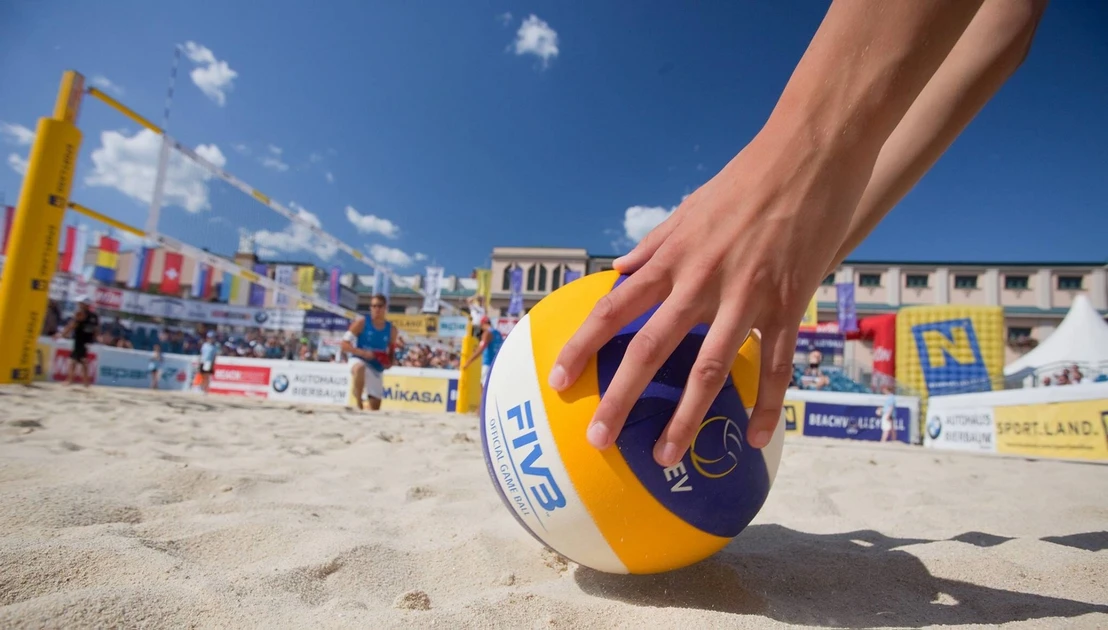Service στο 1ο ETEM Beach Volleyball Tournament αυτό το Σ/Κ στους Ν.Πόρους