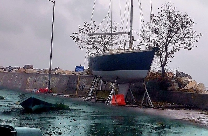 "Καράβια βγήκαν στη στεριά" σε Πλαταμώνα και παράλια Αγιάς - Απίστευτες ΕΙΚΟΝΕΣ