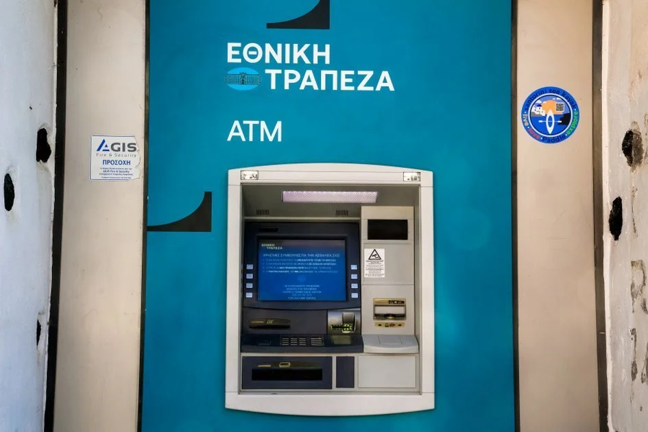 Απόφαση σταθμός για τη μηνιαία χρέωση 0.80 ευρώ στους τραπεζικούς λογαριασμούς