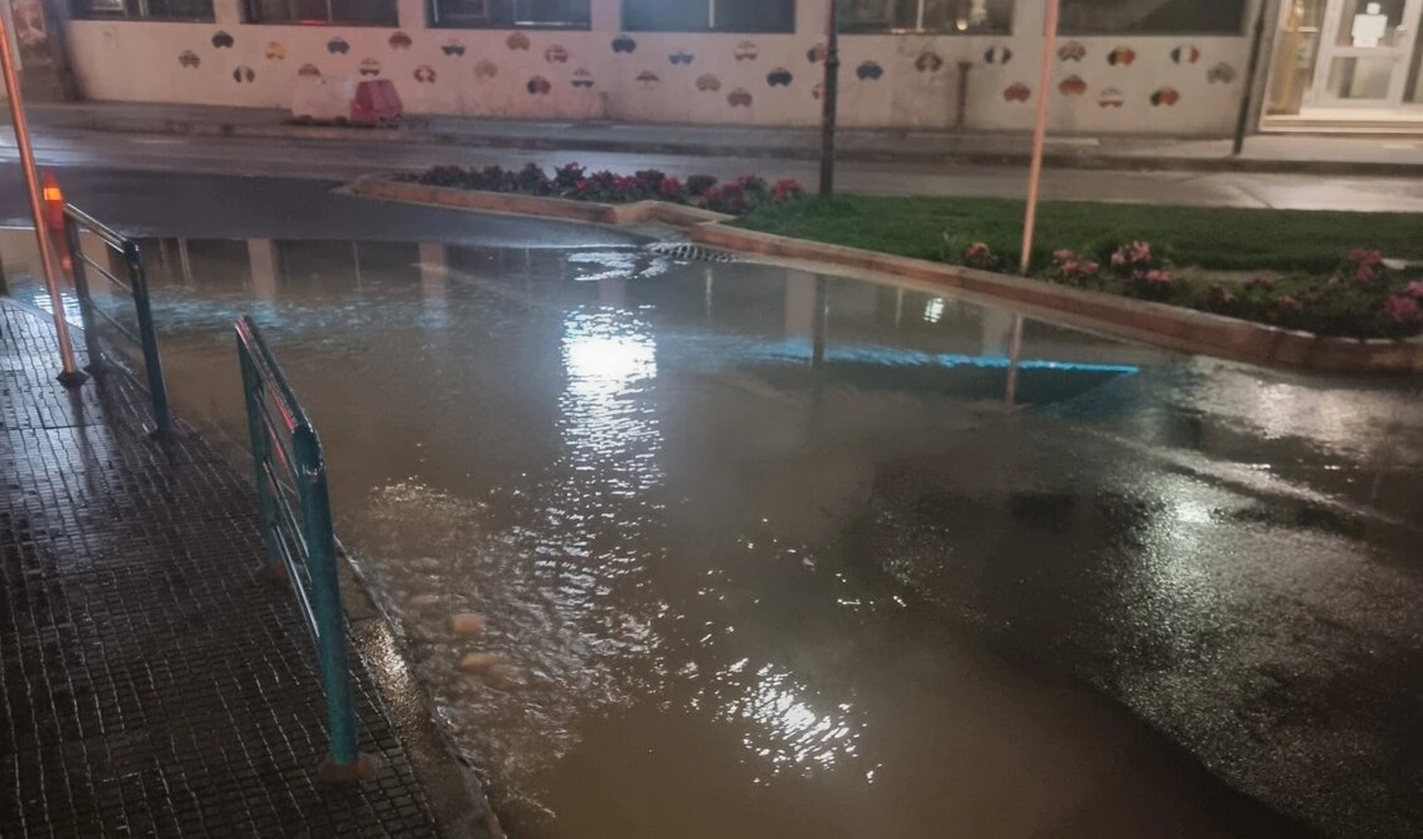Διαρροή μετέτρεψε σε λίμνη κεντρικό κόμβο της Λάρισας!
