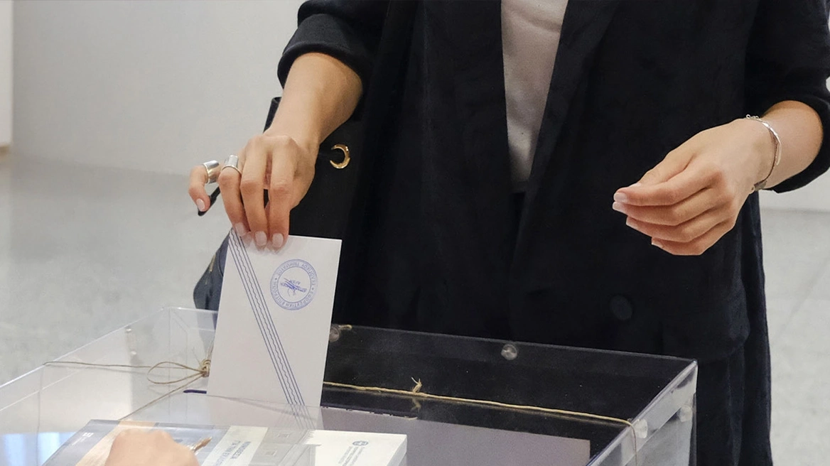 Δημοσκόπηση Real Polls: Αγγίζει το 32% η ΝΔ, παγιώνεται στη 2η θέση η Πλεύση, έξι κόμματα στην επόμενη Βουλή 