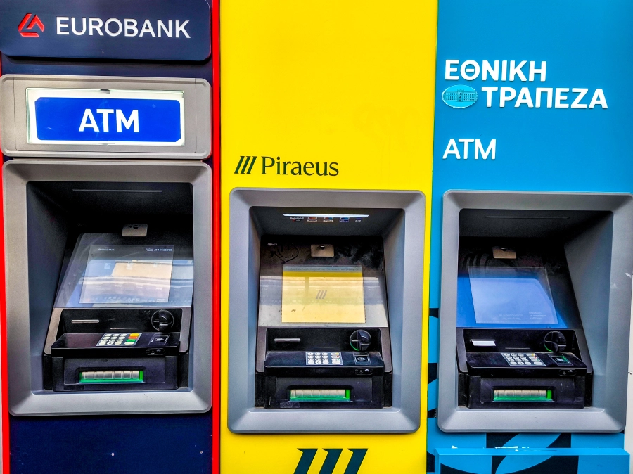 Συνδρομή στους τραπεζικούς λογαριασμούς: Τι ισχύει για καταθέτες και Δημόσιο