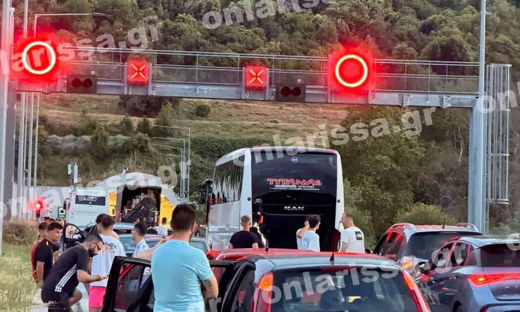 Ακινητοποιημένο αυτοκίνητο στις σήραγγες των Τεμπών έβγαζε καπνούς