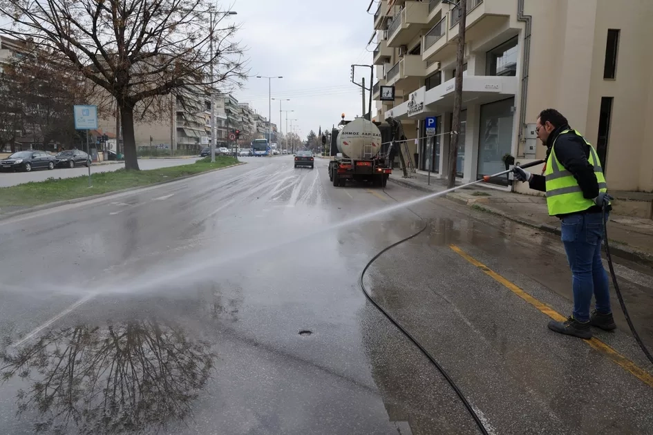 Εργασίες πλύσης οδοστρώματος και πεζοδρομίου στην οδό Λαγού