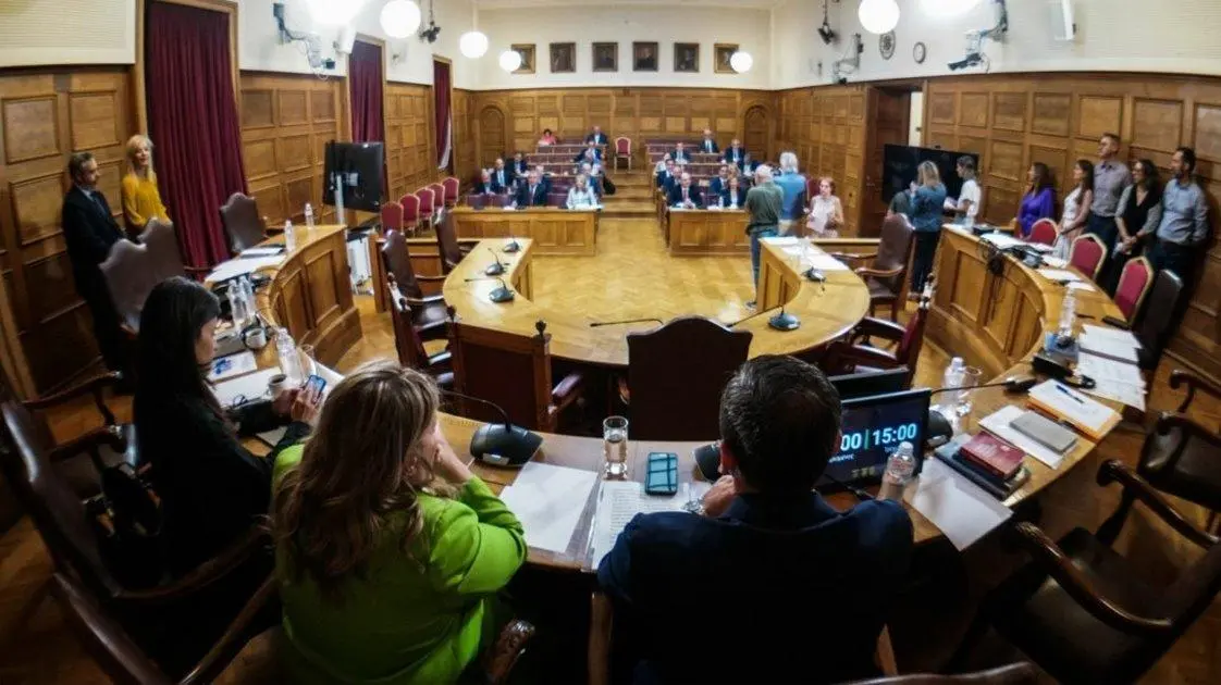 ΟΠΕΚΕΠΕ – Σάλος στην Εξεταστική λόγω της απουσίας του «Φραπέ»