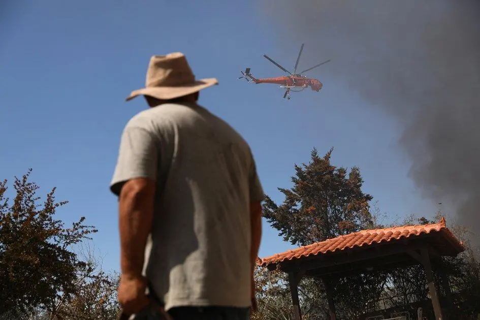 Η επόμενη ημέρα της φωτιάς στην Παλαιά Φώκαια: Στις φλόγες σπίτια και περιουσίες